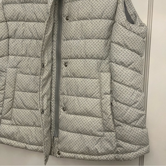 GAP Grey White Puffer Vest Large Outerwear. Zipper & Snap front buttons. Large - Picture 7 of 15
